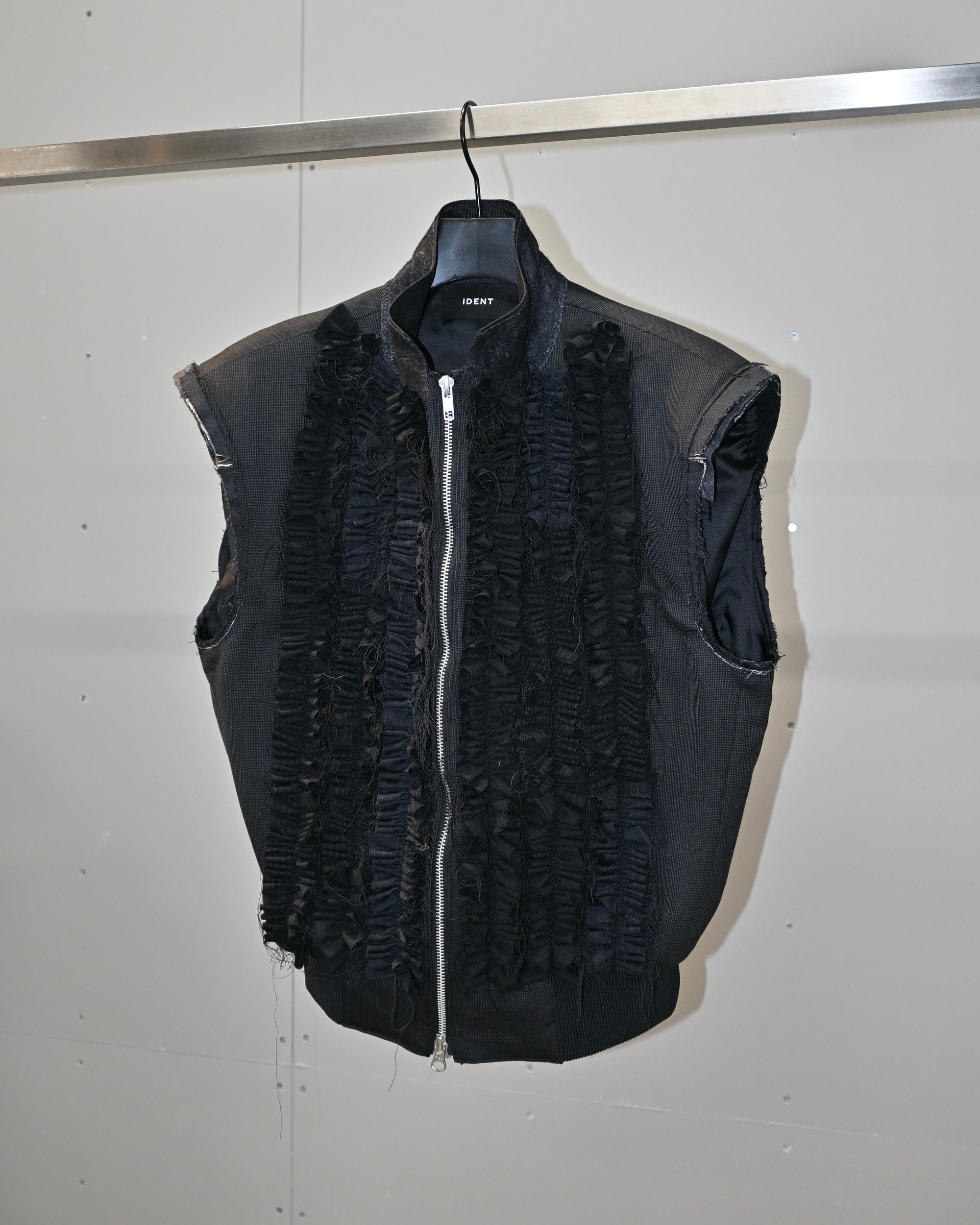 ID26-032-01-F / tailored frill vest【A】