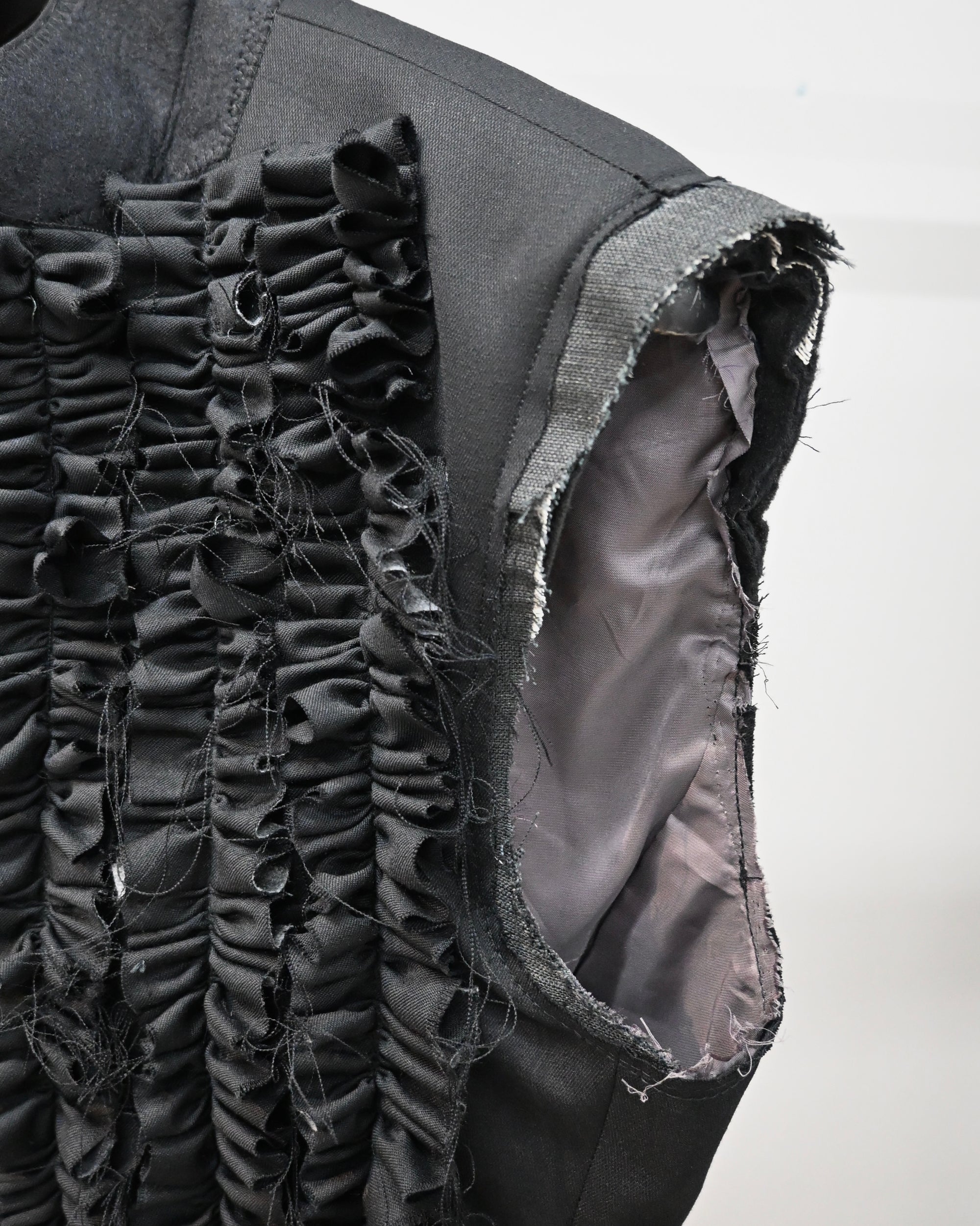 ID26-032-F / tailored frill vest【A】
