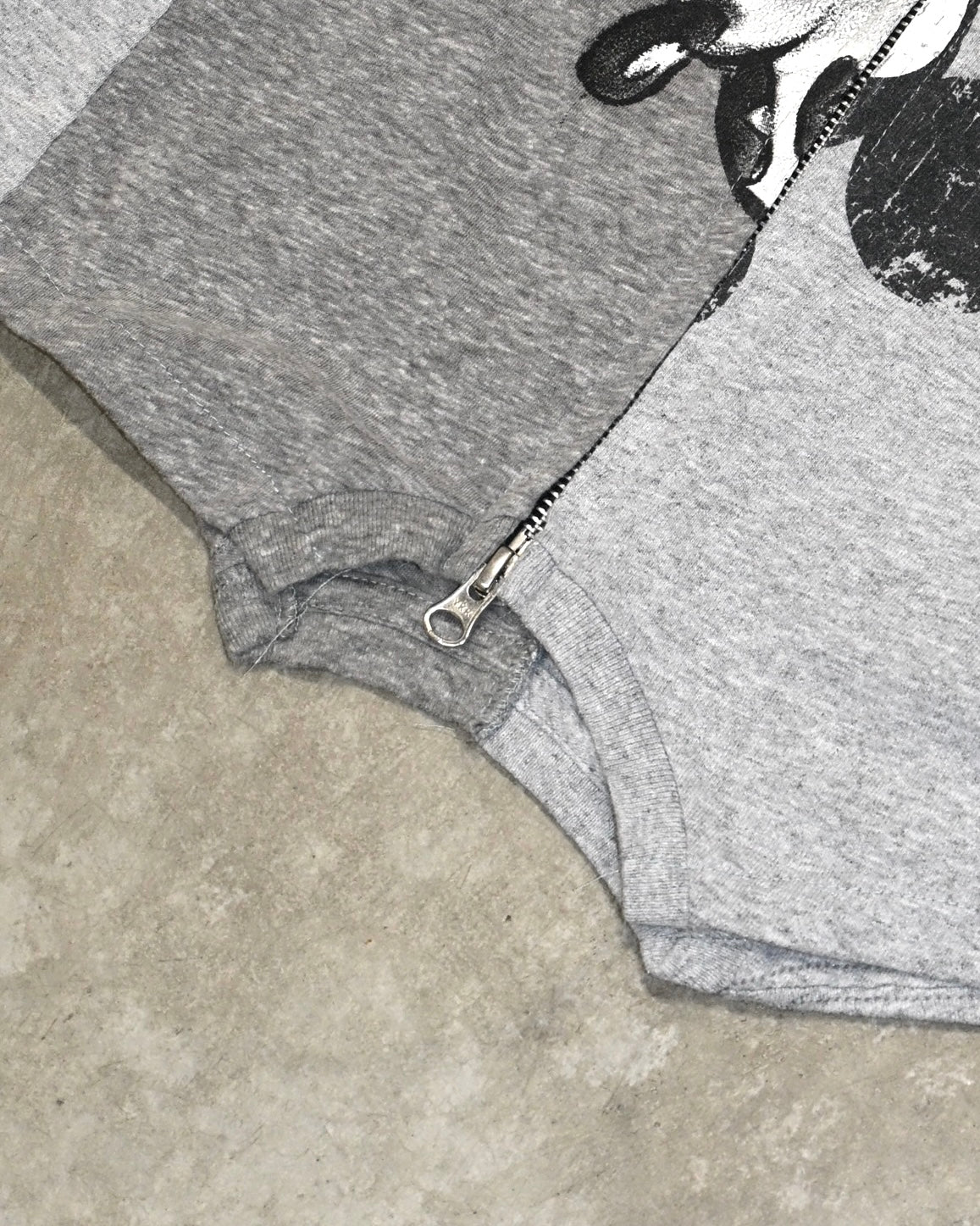 ID26-038-F / layered zip mickey top【A】