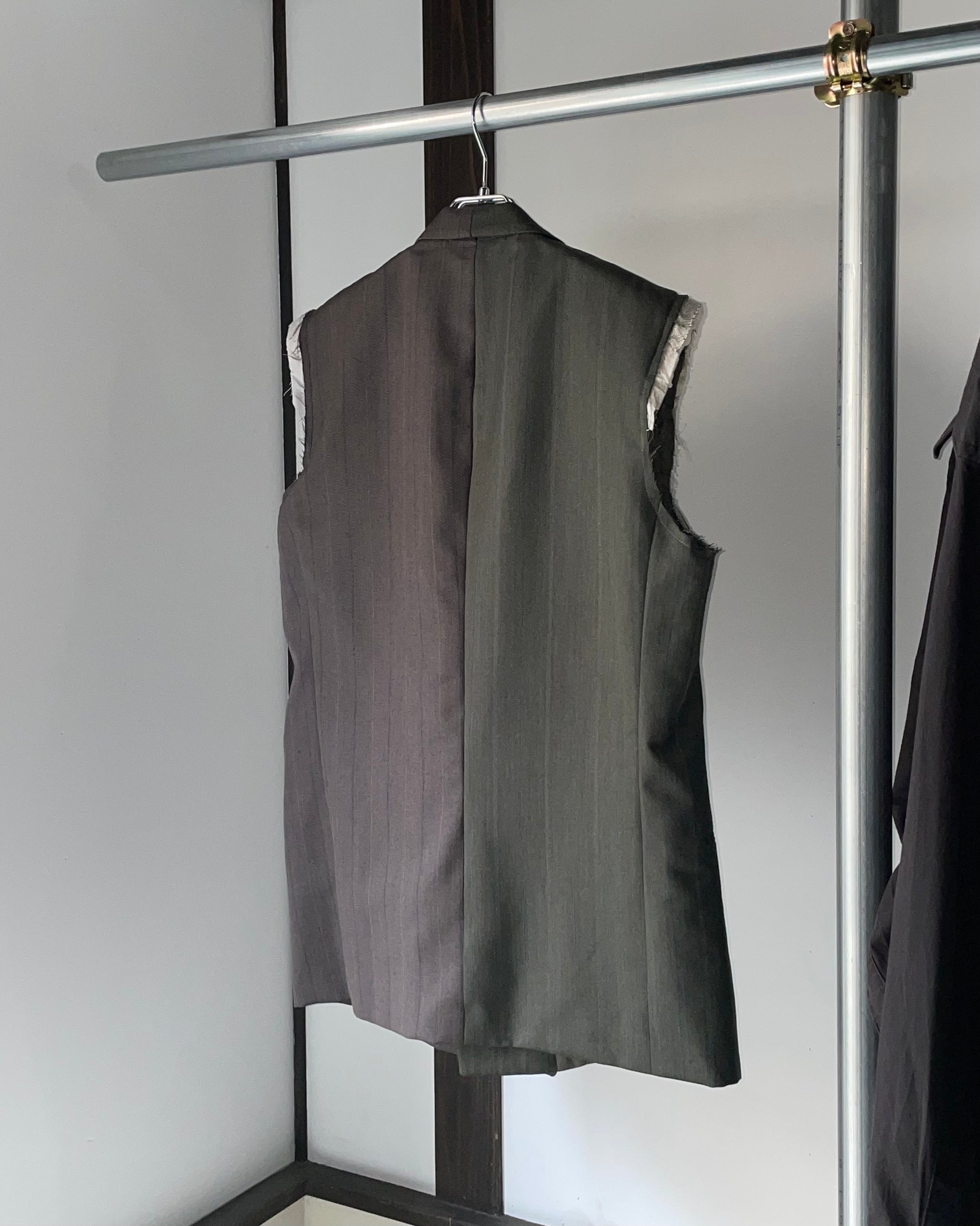 RE-040 / docking asymmetry vest【B】