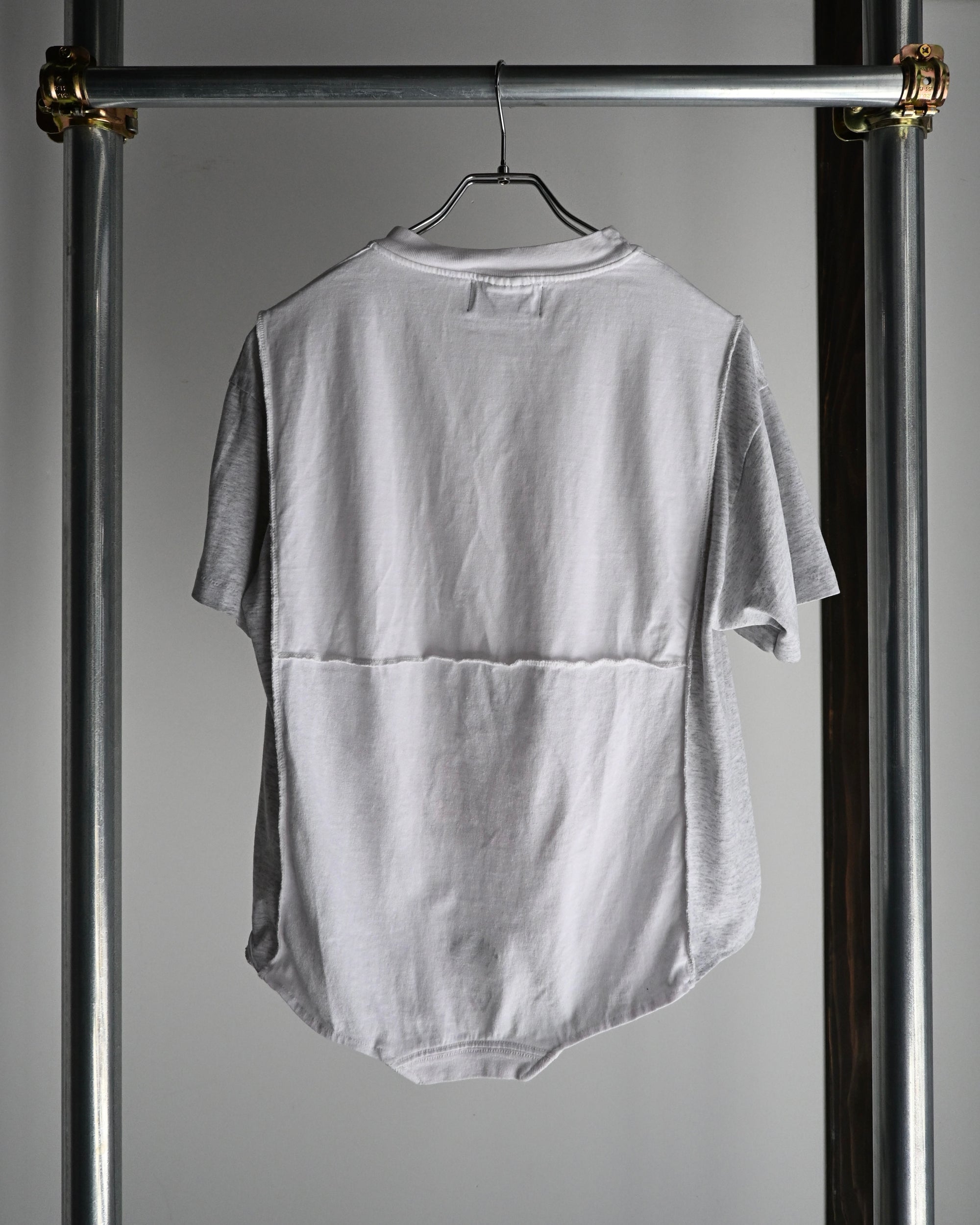 ID26−027-F / mirrored logo tee【A】