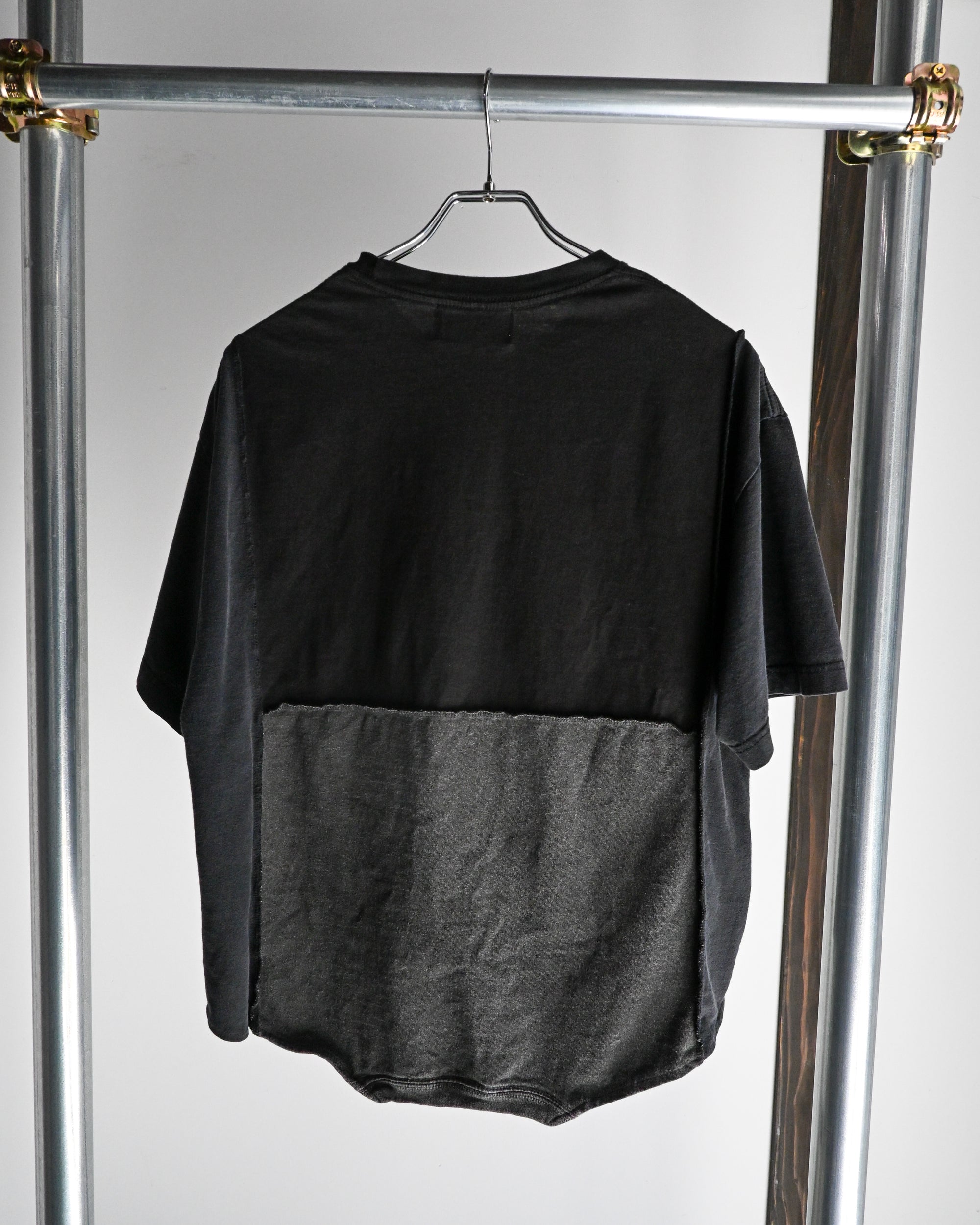 ID26−027-F / mirrored logo tee【C】