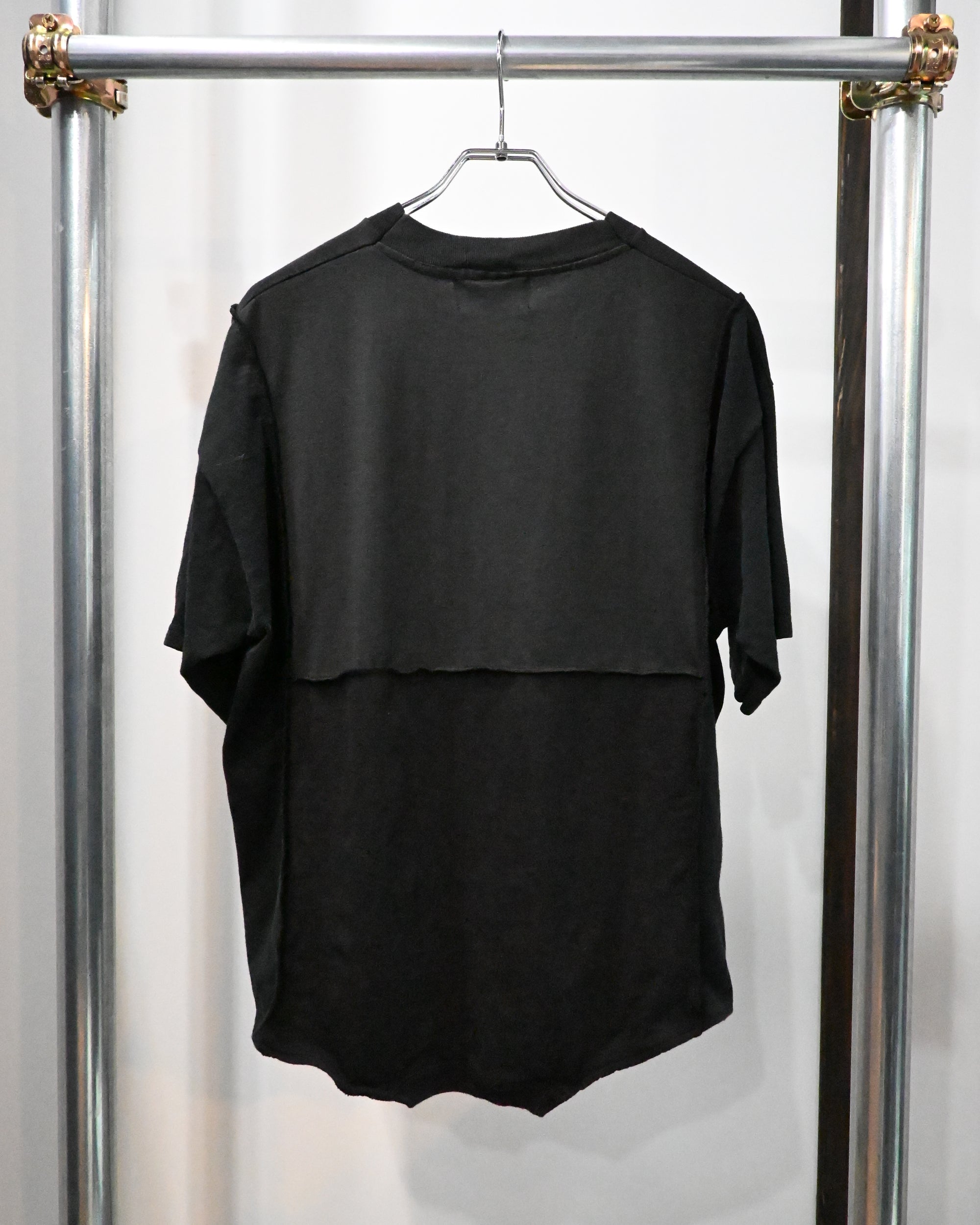 ID26−027-F / mirrored logo tee【B】