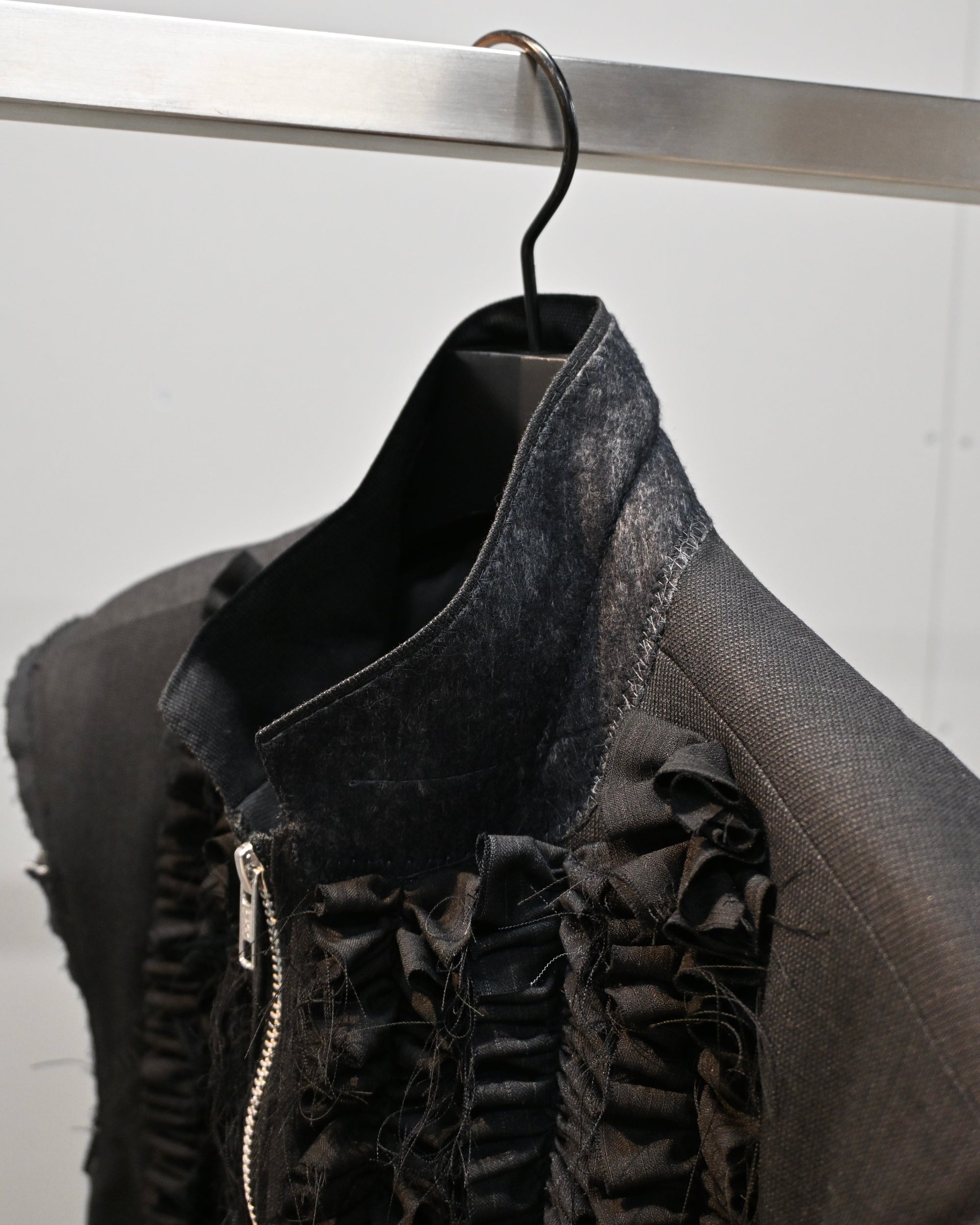 ID26-032-01-F / tailored frill vest【A】
