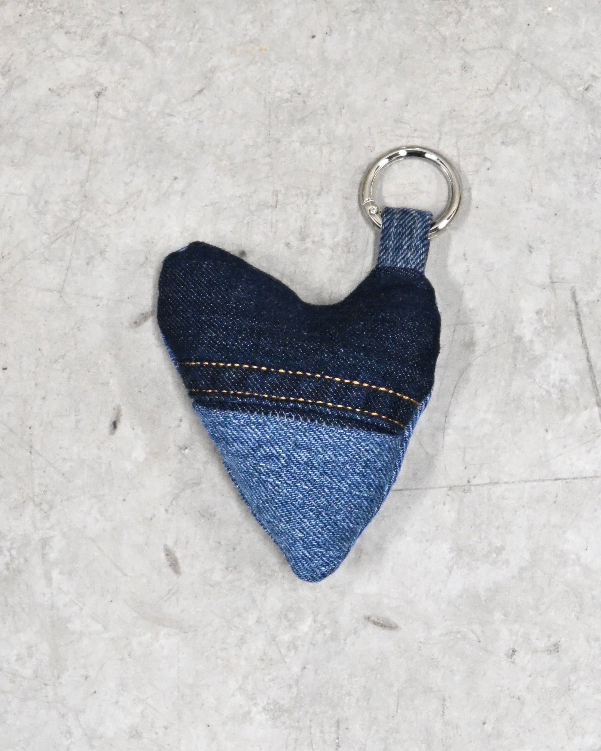 ID26-033-F /  denim heart charm【A】