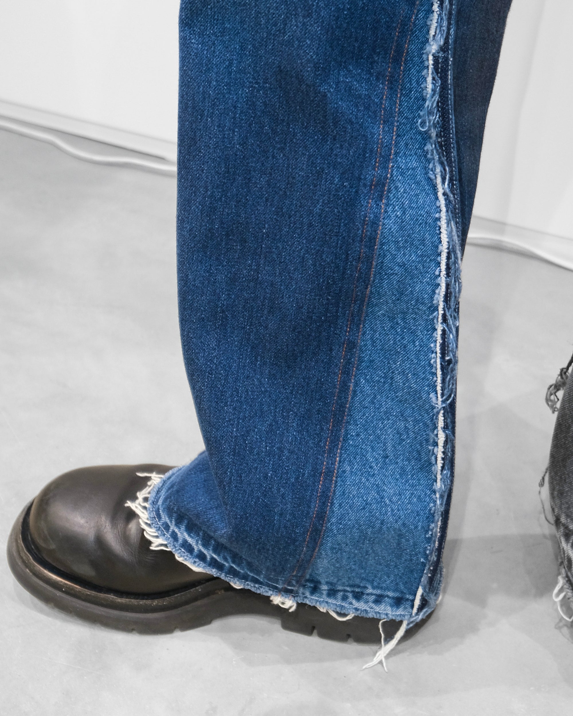 ID26-009-F / cut off straight denim【B】