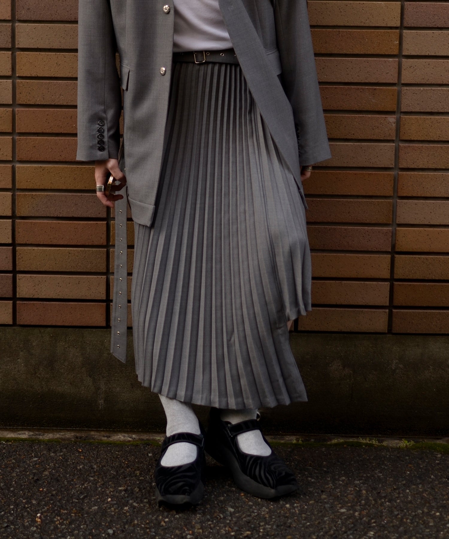 UE-003 / Asymmetrical Pleated Skirt